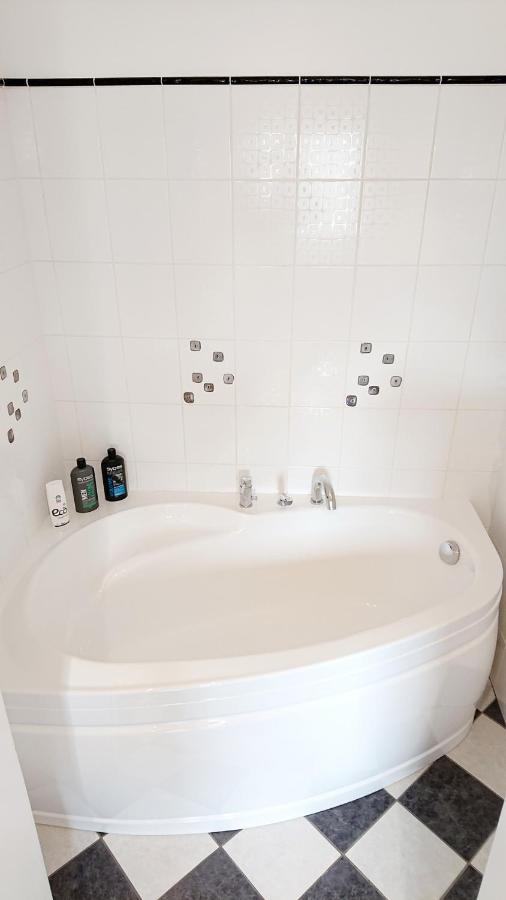 Riga City Center Quiet Apartment With Free Private Parking Exteriör bild